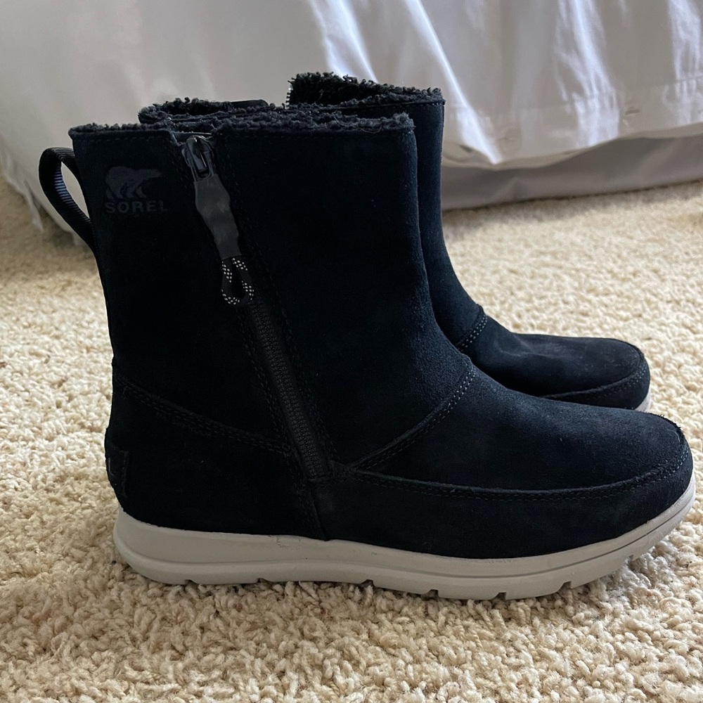 Like new condition - Sorel Explore Black boots